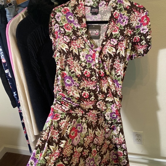 Retro style dress with tie at neck - Picture 4 of 4